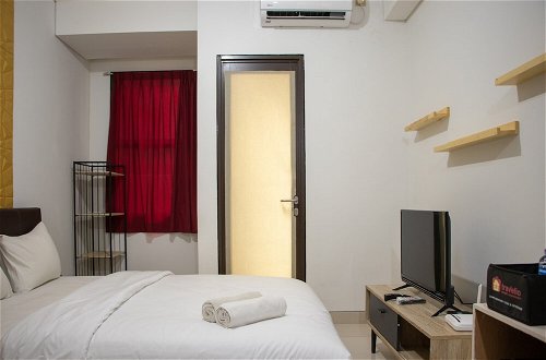 Photo 5 - Fancy And Nice Studio Room At Transpark Cibubur Apartment