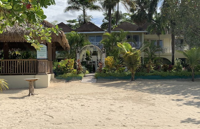 King Suite at Oceanview Resort in Jamaica - Enjoy 7 Miles Of White Sand Beach! 1 Bedroom Villa by RedAwning - Foto 8