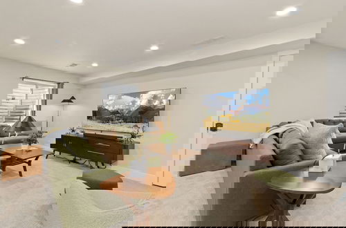 Foto 13 - Contemporary Gem - Rooftop Deck & Private Hot Tub!
