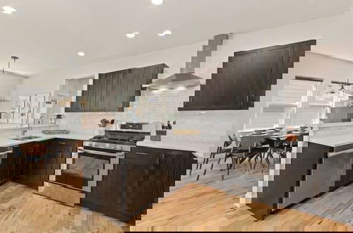 Foto 8 - Contemporary Gem - Rooftop Deck & Private Hot Tub!