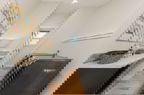 Foto 11 - Contemporary Gem - Rooftop Deck & Private Hot Tub!