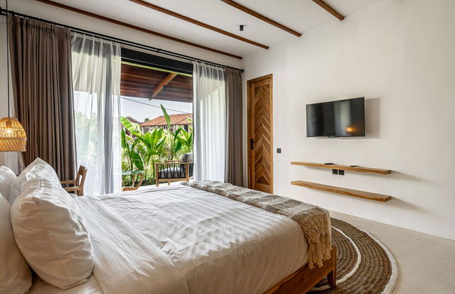 Udara by EVDEkimi - Spacious 4BR Pool villa with Lush garden at Artistic Center of Ubud - Photo 13