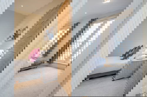 Foto 17 - Luxury 2 Bedroom Apartments with Parking