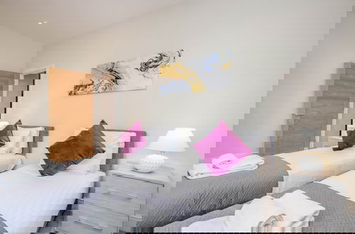 Foto 13 - Luxury 2 Bedroom Apartments with Parking