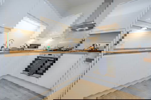 Foto 43 - Luxury 2 Bedroom Apartments with Parking