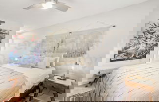 Foto 3 - Brilliantly Decorated Condo for Your Perfect Beach Escape by RedAwning