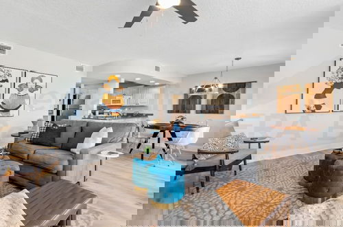 Foto 11 - Brilliantly Decorated Condo for Your Perfect Beach Escape by RedAwning