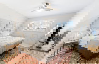 Foto 1 - Brilliantly Decorated Condo for Your Perfect Beach Escape by RedAwning