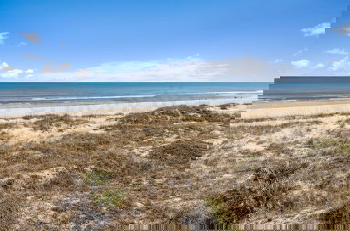 Foto 28 - Brilliantly Decorated Condo for Your Perfect Beach Escape by RedAwning