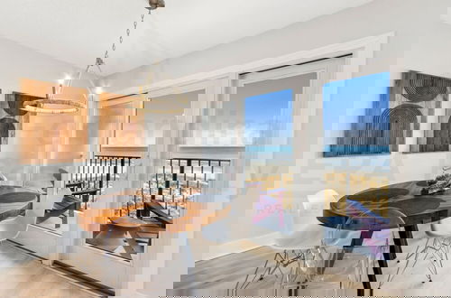 Foto 18 - Brilliantly Decorated Condo for Your Perfect Beach Escape by RedAwning