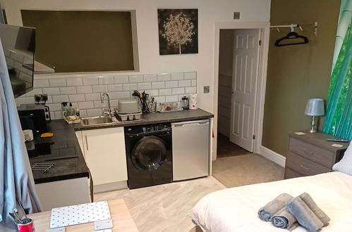 Photo 2 - Contemporary 1 bed Studio for Comfy Stay in Wigan