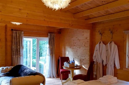Foto 2 - Swan Lodge With Hot Tub, Sauna and Treatments