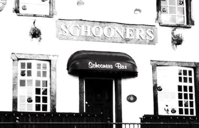 Stunning 2-bed Apartment Above Schooners Bar - Photo 28