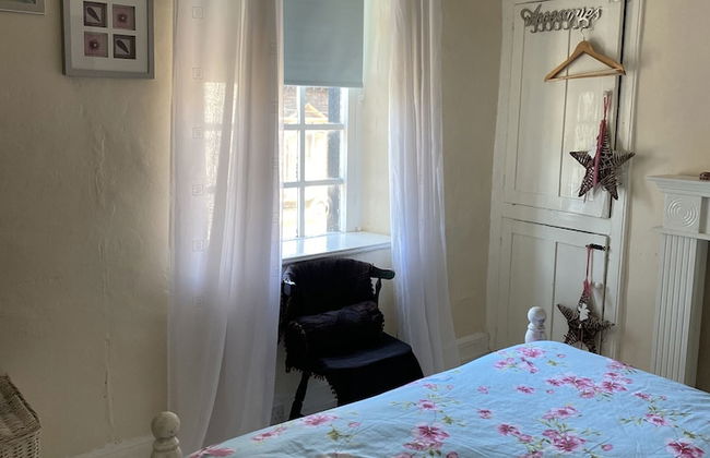 Stunning 2-bed Apartment Above Schooners Bar - Photo 10