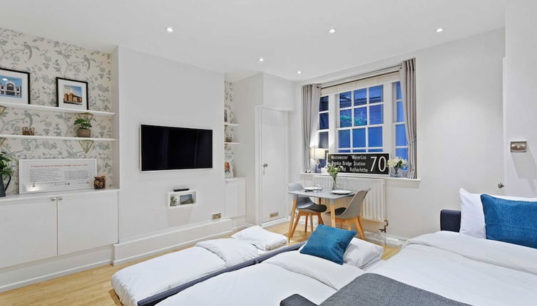 Photo 1 - Trendy 1 Bedroom Apartment in the Heart of London