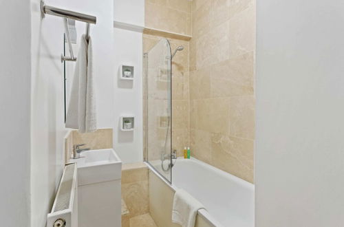 Photo 15 - Trendy 1 Bedroom Apartment in the Heart of London