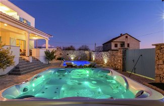 Foto 1 - Charming Villa With Private Heatable Pool