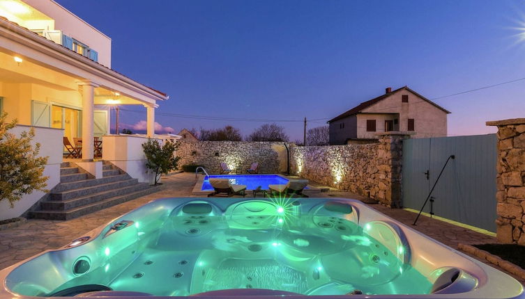 Foto 1 - Charming Villa With Private Heatable Pool