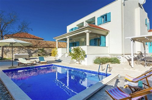 Foto 35 - Charming Villa With Private Heatable Pool