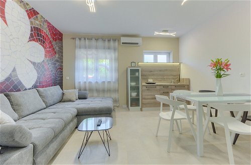 Photo 12 - Modern Luxury 2-bedroom apt With Balcony & Patio