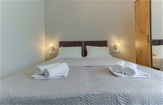 Photo 2 - Modern Luxury 2-bedroom apt With Balcony & Patio