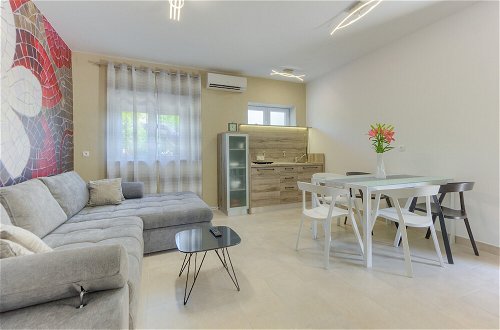 Foto 13 - Modern Luxury 2-bedroom apt With Balcony & Patio