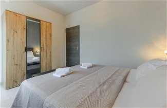 Photo 3 - Modern Luxury 2-bedroom apt With Balcony & Patio