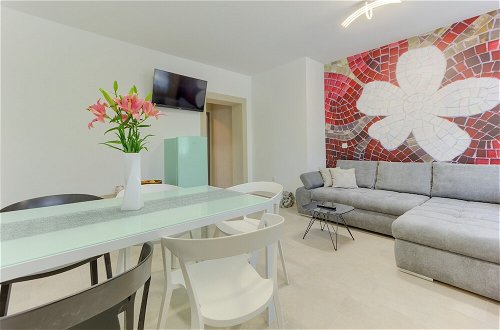 Foto 24 - Modern Luxury 2-bedroom apt With Balcony & Patio