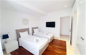 Foto 3 - Luxury 6 Bedroom Villa With Privet Pool in Paphos