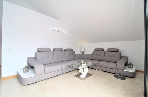 Foto 8 - Living Apartment With Private Pool, Jacuzzi and Gym