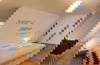 Foto 2 - Sea-view Villa in Bol with Hot Tub, Sauna, Whirlpool
