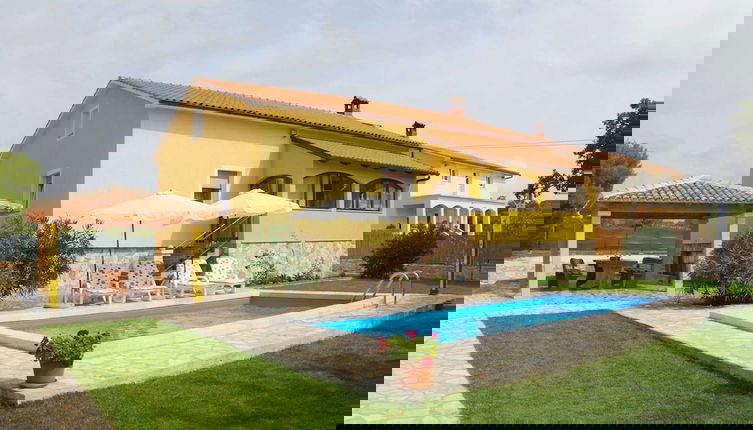 Foto 1 - Peaceful Villa in Jursici With Private Pool