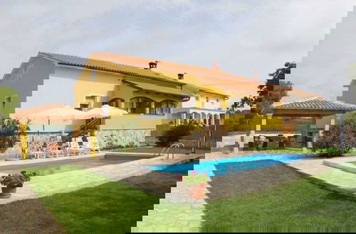 Foto 1 - Peaceful Villa in Jursici With Private Pool