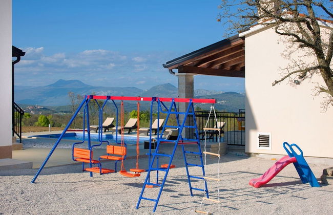 Detached Villa With Private Pool Located on Hill Overlooking Kvarner - Foto 24