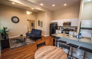 Photo 1 - 3br/2ba Remodeled Apartment Near Downtown