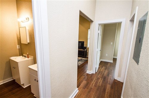 Photo 11 - 3br/2ba Remodeled Apartment Near Downtown