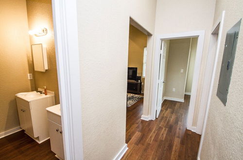 Photo 11 - 3br/2ba Remodeled Apartment Near Downtown