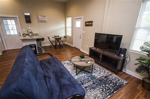 Photo 10 - 3br/2ba Remodeled Apartment Near Downtown