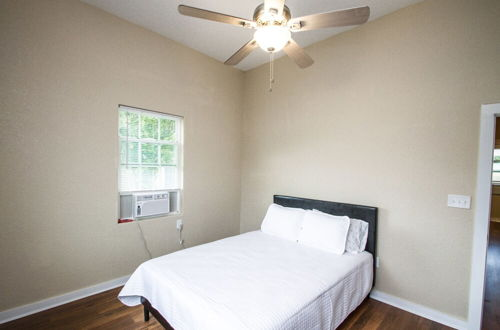 Photo 14 - 3br/2ba Remodeled Apartment Near Downtown