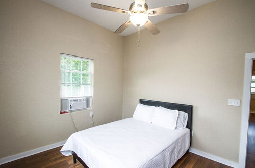 Photo 15 - 3br/2ba Remodeled Apartment Near Downtown