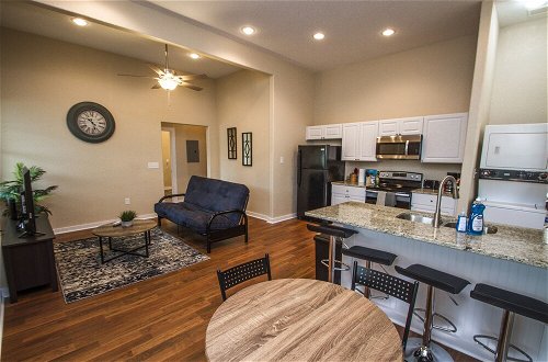 Photo 1 - 3br/2ba Remodeled Apartment Near Downtown