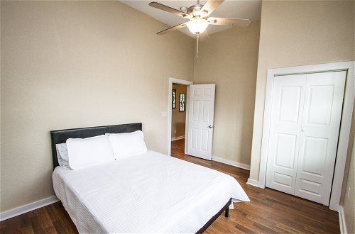 Photo 3 - 3br/2ba Remodeled Apartment Near Downtown
