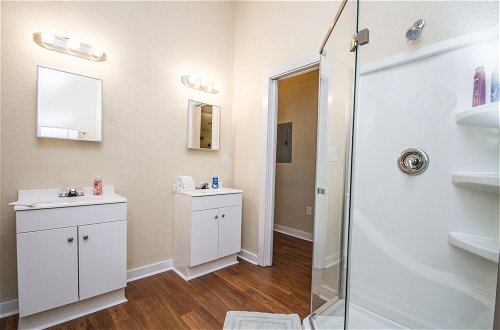 Photo 17 - 3br/2ba Remodeled Apartment Near Downtown