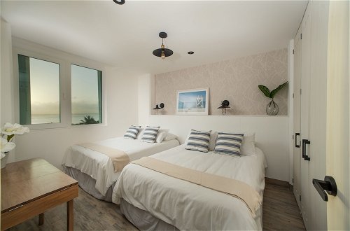 Foto 2 - CHIC- Newly Renovated 1 BDR at the best beach