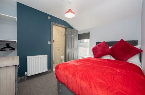 Photo 3 - Immaculate 5-bed House in the City Centre Ashford