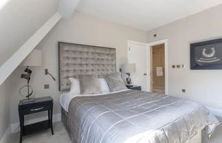 Photo 3 - Luxury Mayfair 2 Bedroom Apartment