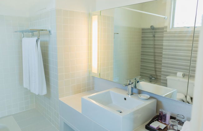 Waterfront Suites Phuket by Centara - Foto 29