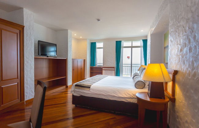 Waterfront Suites Phuket by Centara - Foto 12