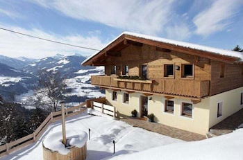 Foto 36 - Gorgeous Chalet with Hot Tub in Tyrol