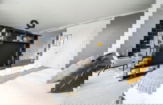 Foto 3 - Stylish Studio Apartment With River Views in Londons Bustling Docklands
